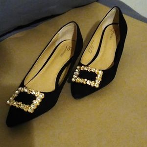 Women's black dressy pumps